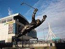 Bronzová socha Bobbyho Orra ped arénou TD Garden v Bostonu.