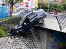 Automobil prorazil mostní zábradlí v Michelské ulici a skonil nad Botiem.
