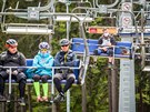 Lanovka vozila od hlavn�ho parkovi�t� p�� turisty i cyklisty.