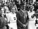 Rok 1936 a olympiáda v Berlín. Na snímku Adolf Hitler a rozesmáté atletky....