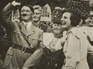 Adolf Hitler a jeho dvorní reisérka Leni Riefenstahlová (záí 1934)