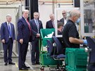 Prezident Spojených stát Donald Trump si prohlédl továrnu na respirátory v...