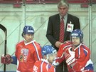 Trenér Ivan Hlinka vedl národní tým v 90. letech, dole pod ním stojí Drahomír...