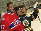 Georges Laraque v dresu Montreal Canadiens s maskotem Boston Bruins