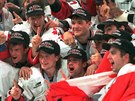 Kanadtí hokejisté slaví zlato na mistrovství svta 1997 v Helsinkách.