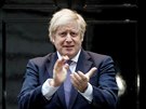 Boris Johnson tleská zdravotníkm. (30. dubna 2020)