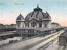 Plze hlavní nádraí na dobové pohlednici z roku 1908