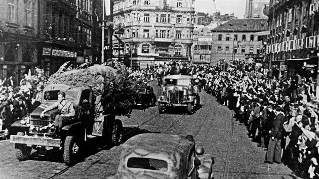 Lidé u Jungmannova náměstí v Praze mávají na vojáky Rudé armády. (květen 1945) | na serveru Lidovky.cz | aktuální zprávy
