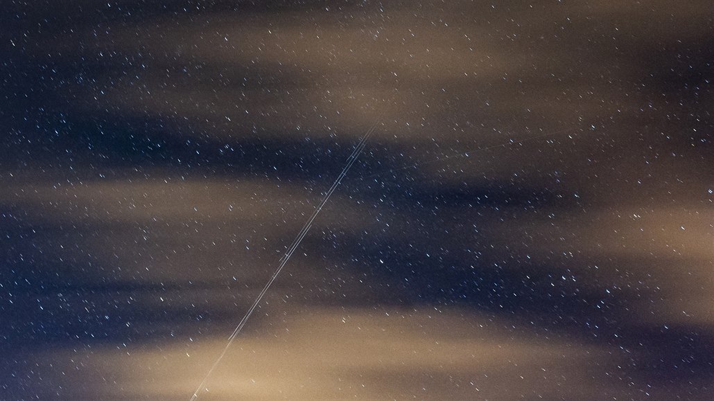 �Vlá�ek� satelit� Starlink t�sn� po vypu�t�ní 23. dubna. Starlink je projekt...