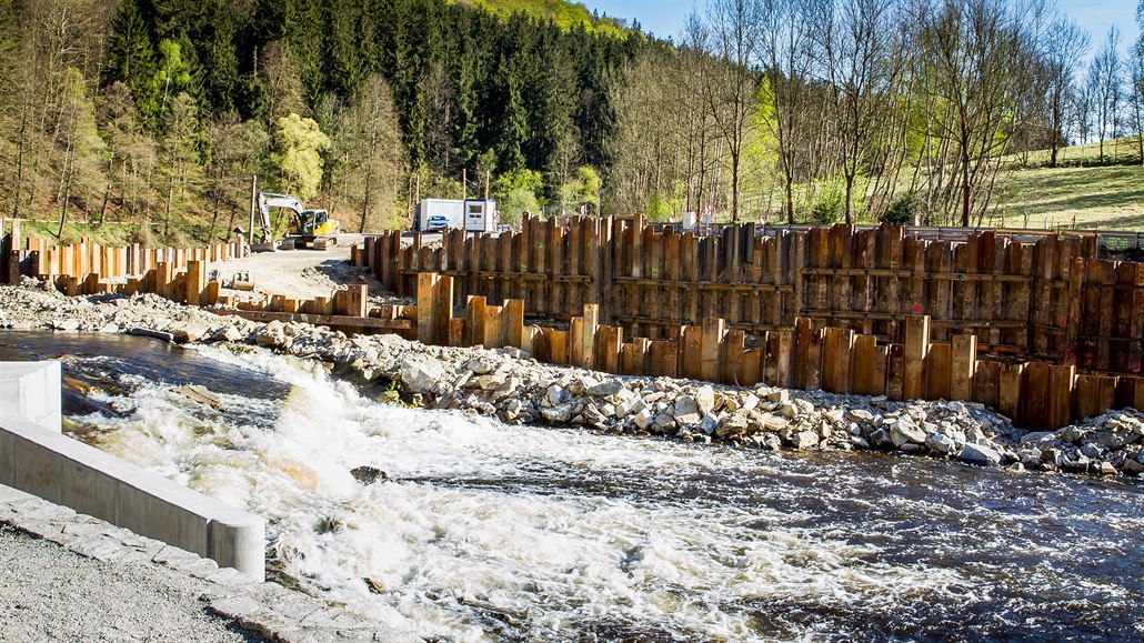 Na jezu pod Barevnou skálou u �eského Krumlova na �ece Vltav� se staví nová...