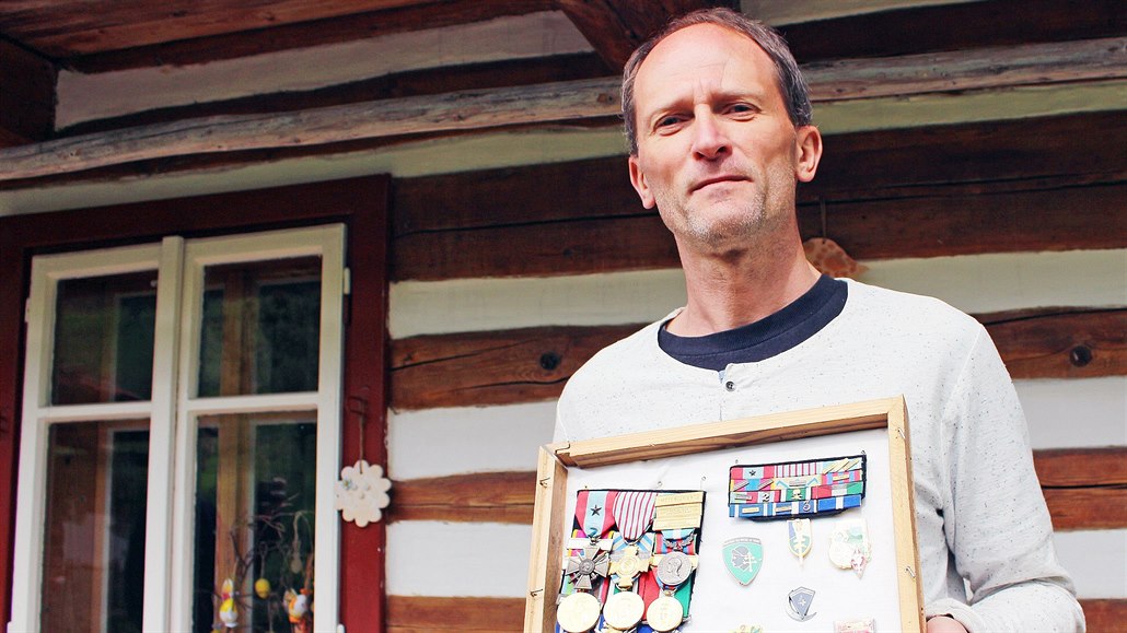 Yannick Marvaud ukazuje sbírku vojenských odznaků. V roce 1993 si po vojenské...