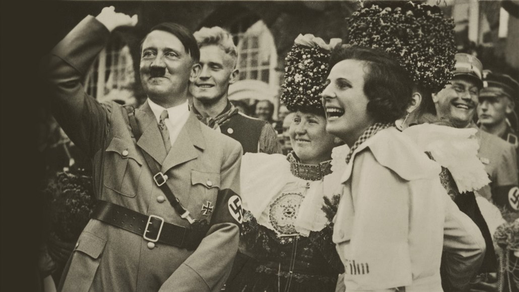 Adolf Hitler a jeho dvorní reisérka Leni Riefenstahlová (záí 1934)