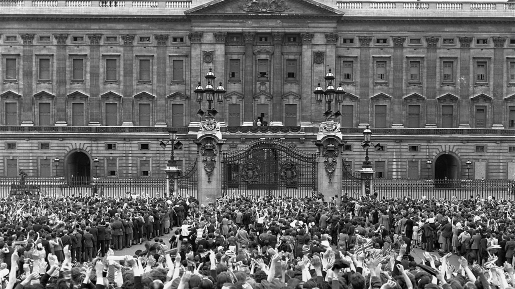 Lidé p�ed Buckinghamským palácem slavící konec druhé sv�tové války a...