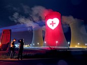Projekcí srdce s křížem na chladicí věže Jaderné elektrárny Dukovany autoři z...