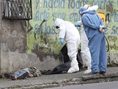 Vy�et�ovatel� v ochrann�ch oblec�ch ohled�vaj� t�lo mu�e, kter� zkolaboval a...