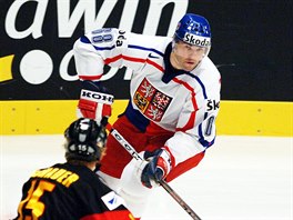 eský hokejista Jaromír Jágr (v bílém) útoí bhem zápasu na MS 2005 ve Vídni...