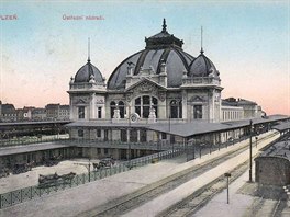Plzeň hlavní nádraží na dobové pohlednici z roku 1908