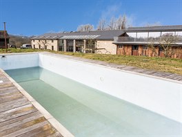 Nemovitost stojí na pozemku velkém 11 hektarů. Na zahradě je bazén. 