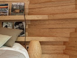 Postel je součástí instalace dřevěných obkladů celého interiéru hostinského...