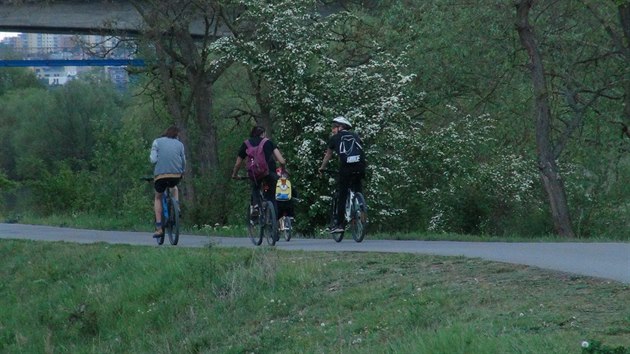 Policisté pronásledovali zdrogovaného řidiče, který vjel v Praze na cyklostezku (1. května 2020).