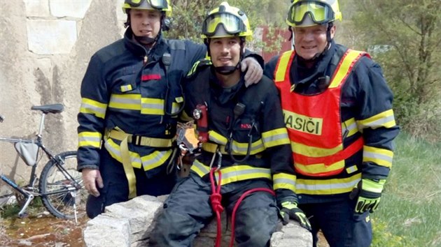 Chlapec spadl do studny v Aši, hasiči ho vytáhli na laně (2. května 2020).