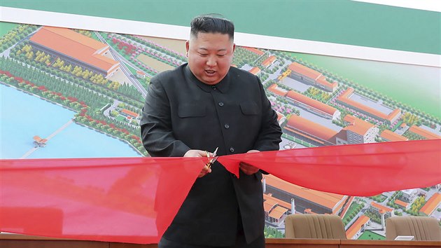 Severokorejsk vdce Kim ong-un se po tech tdnech spekulac o jeho zdravotnm stavu poprv objevil na veejnosti. Na snmku pesthv psku pi oteven nov tovrny na hnojiva. (1. kvtna 2020)