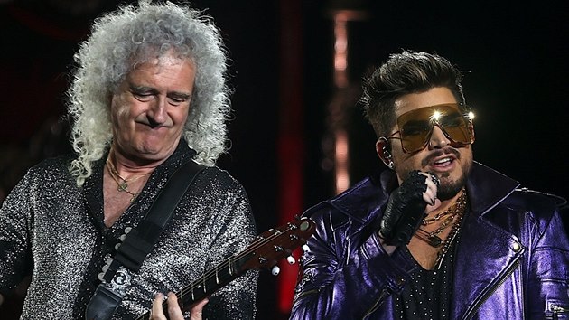 Kytarista skupiny Queen Brian May (vlevo) a zpvk Adam Lambert pi vystoupen na koncertu v australskm Perthu. (23. nora 2020)