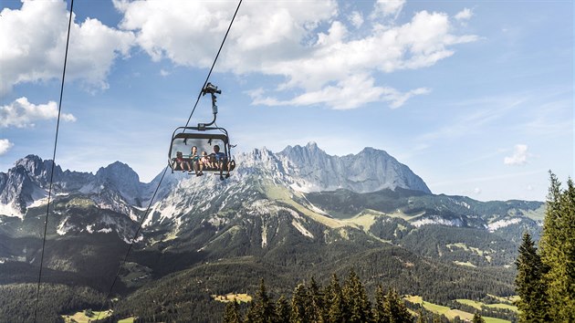 Lanovka Astbergbahn v Goingu pod masivem Wilder Kaiser vyv nvtvnky do jednoho  ze sedmi horskch zitkovch svt.