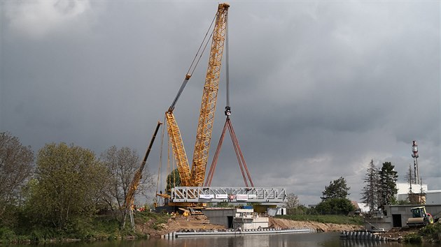 Jeřáb v úterý úspěšně usadil konstrukci unikátního zdvižného železničního mostu v Lužci nad Vltavou. (5. května 2020)