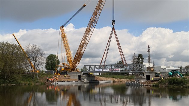 Jeřáb v úterý úspěšně usadil konstrukci unikátního zdvižného železničního mostu v Lužci nad Vltavou. (5. května 2020)