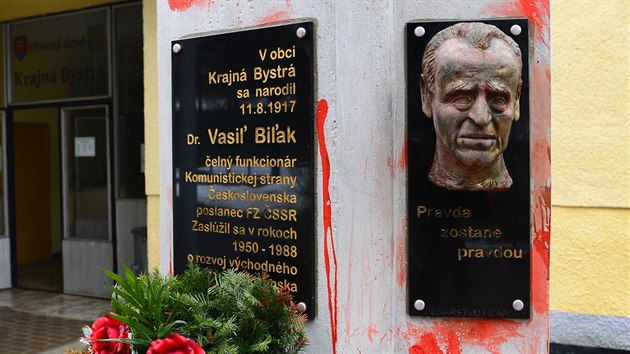 Vtvarnci nateli na rudo pomnk nkdejho vysoce postavenho komunisty Vasila Biaka. (24. nora 2015)