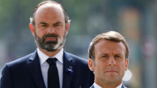 Francouzský prezident Emmanuel Macron se  zúčastnil ceremonie u hrobu neznámého vojína pod Vítězným obloukem v Paříži. (8. května 2020)