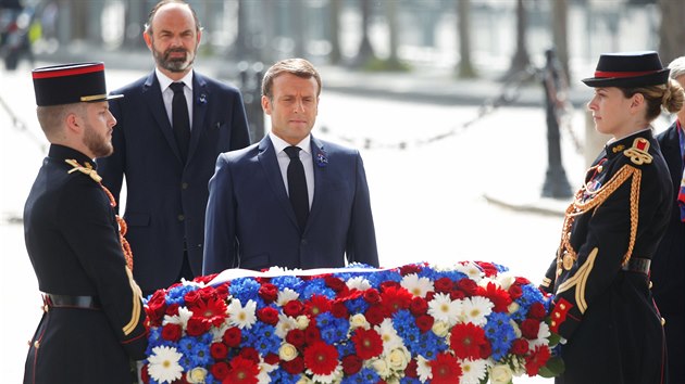 Francouzský prezident Emmanuel Macron se  zúčastnil ceremonie u hrobu neznámého vojína pod Vítězným obloukem v Paříži. (8. května 2020)