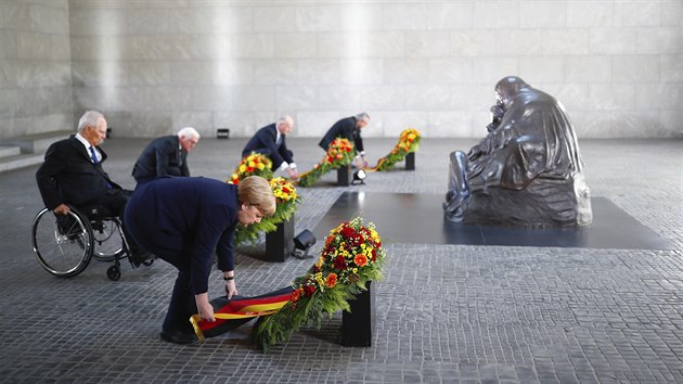 Německá kancléřka Angela Merkelová a prezident Frank-Walter Steinmeier položili věnce k památníku válečným obětem Neue Wache. (8. května 2020)