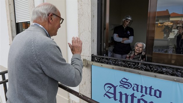 V jednom z pečovatelských domů v Portugalsku, kde platí přísná karanténní opatření, příbuzní využívají ke schůzkám se svými milovanými jeřáb. (7. března 2020)