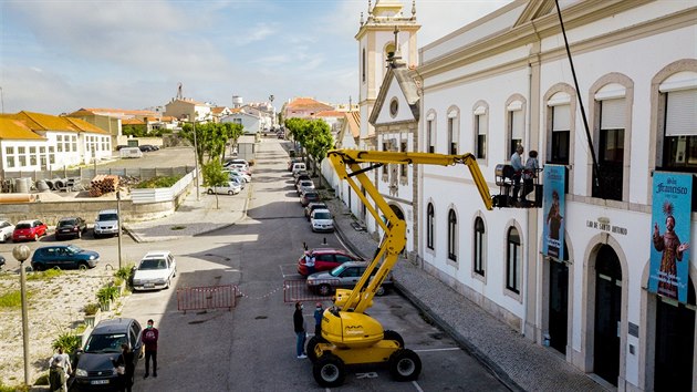 V jednom z peovatelskch dom v Portugalsku, kde plat psn karantnn opaten, pbuzn vyuvaj ke schzkm se svmi milovanmi jeb. (7. bezna 2020)