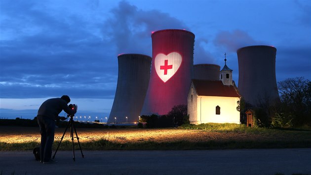 Dvě z osmi chladicích věží dukovanské jaderné elektrárny v pondělí večer ozářilo srdce s červeným křížem. Projekce, kterou mohli vidět lidé široko daleko, byla součástí projektu Světlem proti viru!