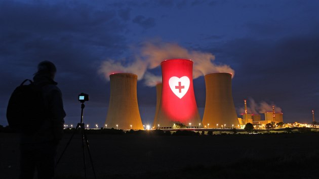 Dvě z osmi chladicích věží dukovanské jaderné elektrárny v pondělí večer ozářilo srdce s červeným křížem. Projekce, kterou mohli vidět lidé široko daleko, byla součástí projektu Světlem proti viru!