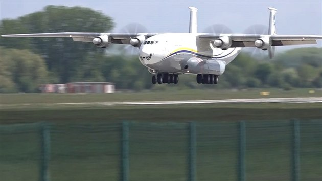 Na pardubickém letišti přistál ukrajinský Antonov AN22