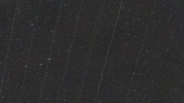 Snmek non oblohy fotografovan 400 mm objektivem znzoruje, m satelity astronomm vad.