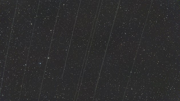Sn�mek no�n� oblohy fotografovan� 400 mm objektivem zn�zor�uje, ��m satelity astronom�m vad�.