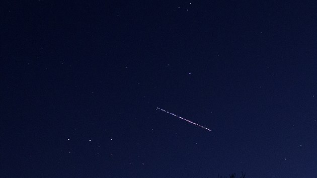 Sn�mek no�n� oblohy fotografovan� 400 mm objektivem zn�zor�uje, ��m satelity astronom�m vad�.