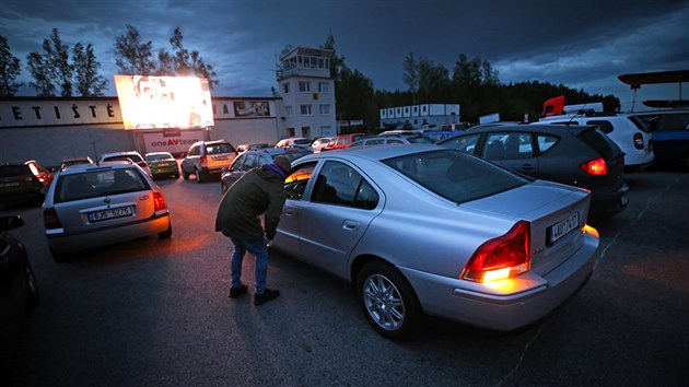 Promítání filmu Samotáři v improvizovaném autokině na letišti v Henčově u Jihlavy. (2. května 2020)