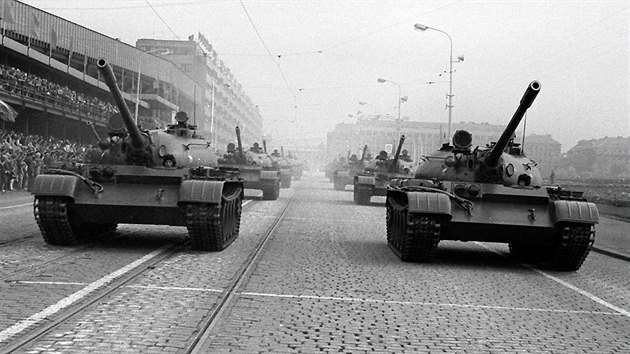 Tanky T-55 byly  vt dob nejmodernjmi tanky SLA. Necel dva roky pedtm vak stroje stejnho typu pijely obsadit eskoslovensko.