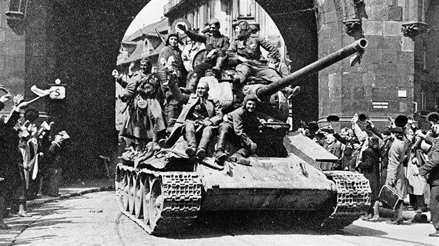 Tank Rud armdy projd pod Pranou branou v centru Prahy.  (kvten 1945) 