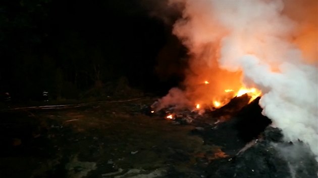 Požár skládky ve Zdechovicích likvidovalo 19 jednotek hasičů. (4. května 2020)
