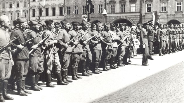 Jednotky Rud armdy nastoupen v kvtnu 1945 na nmst v Novm Jin.