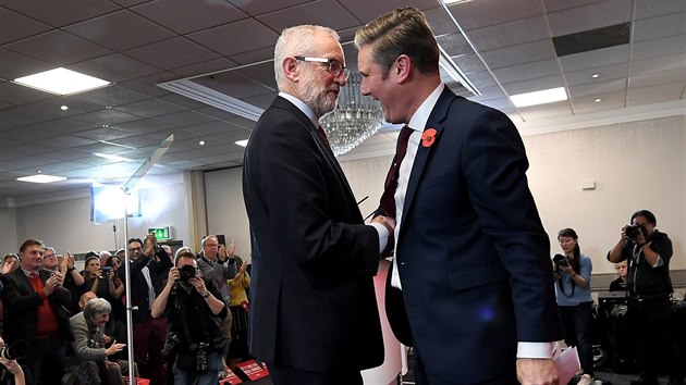 Bval pedseda britskch labourist Jeremy Corbyn se svm nstupcem Keirem Starmerem (5. listopadu 2019)
