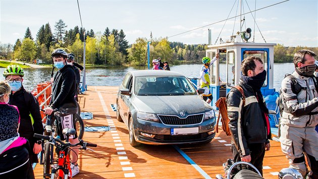 Pvozy na Lipn voz cyklisty i auta.