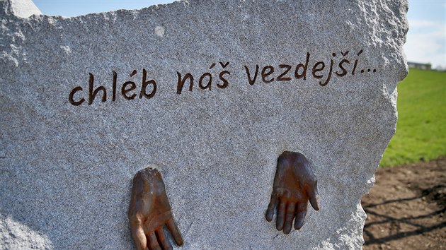 Následky kolektivizace, která po roce 1948 zničila řadu sedláků, připomíná nový památník v Podolí u Brna. Vyrostl z iniciativy zdejšího patriota, mecenáše a amatérského sochaře Miloše Vránka.